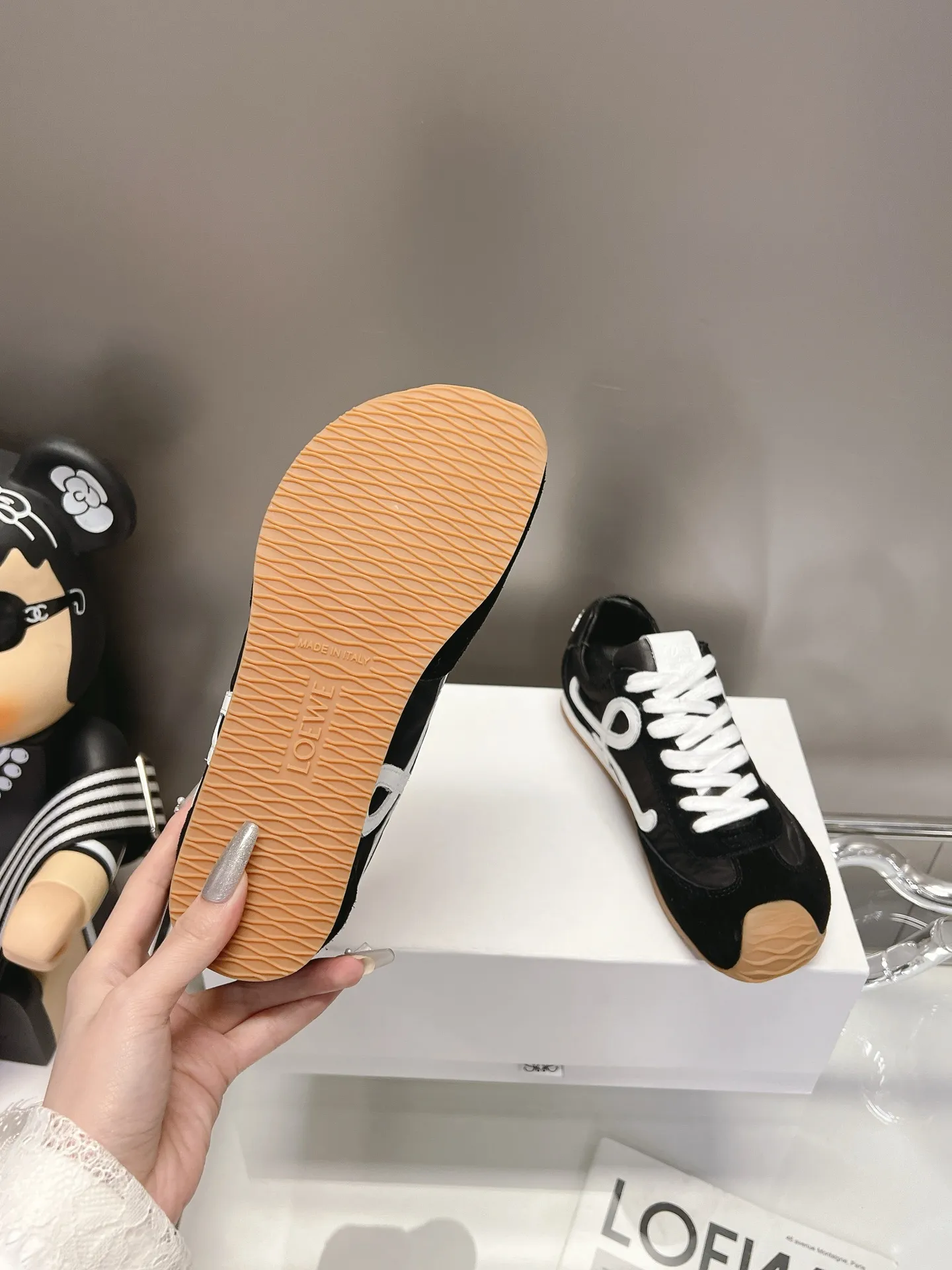 👟👟Ex-factory price 540👟👟 Original BALLET RUNNER2.0 Loewe ballet shoes! Asymmetrical toe shape, Loewe's signature design! Super soft, light and flexible wave pattern original T👟👟factory price U bottom, (not ordinary rubber bottom) original cover last + strong top craftsmanship wrapping feeling, first-class comfort! The 3D injection molded rubber LOEWE logo on the heel gives this shoe a retro and elegant interpretation, and incorporates modernity and LOEWE's unique style. There are so many colors and pictures will be updated one after another. Code number: 35-40 (41 customized)